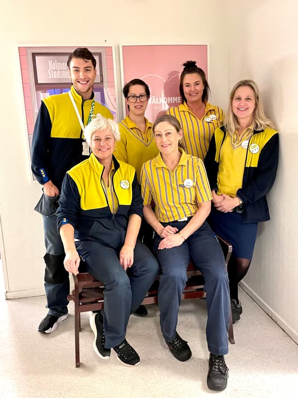 Sex IKEA medarbetare fotograferas på Kalmar Stadsmission.