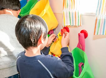 新しい装飾に興味津々なお子さま。