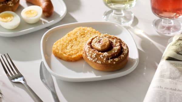 シナモンロールとハッシュドポテトで一皿のモーニングAセット