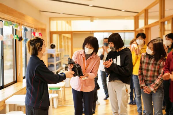 話し合うコワーカーの人々。