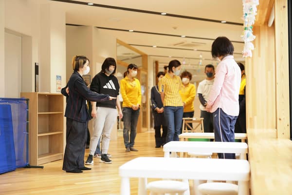 話し合うコワーカーの人々。