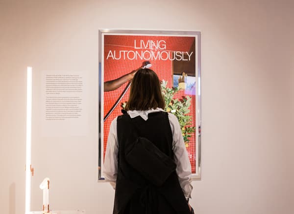 شخص ينظر إلى صورة بعنوان 'Living autonomously'.
