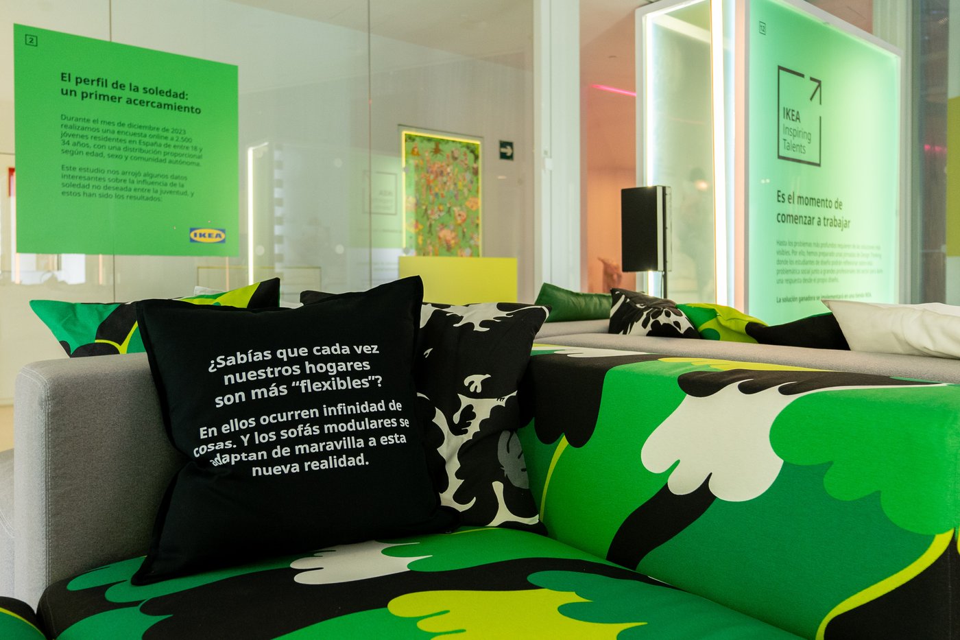 Showroom with a grey JÄTTEBO sofa and white and black GURLI cushions