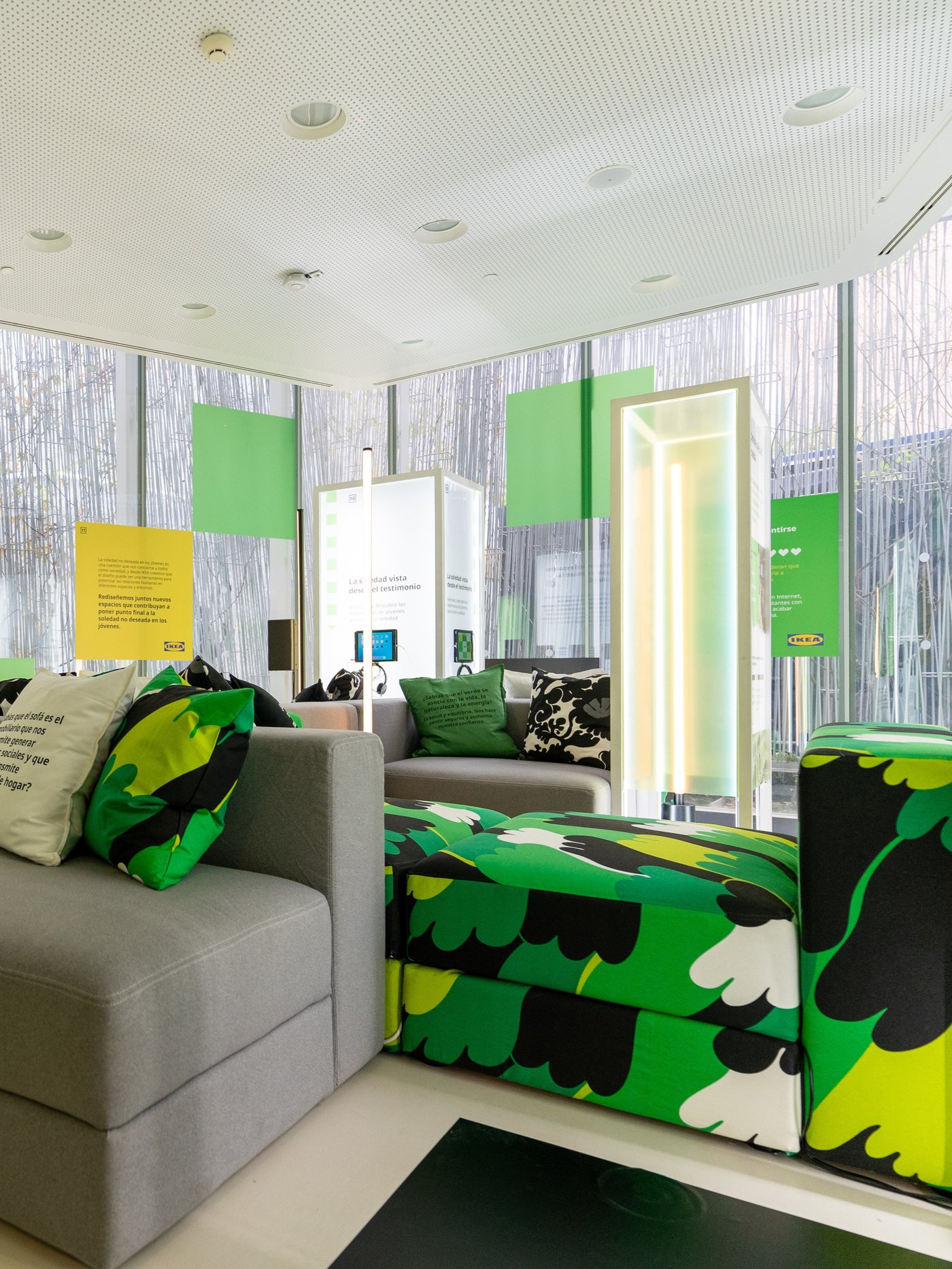 Showroom with a grey JÄTTEBO sofa and white and black GURLI cushions