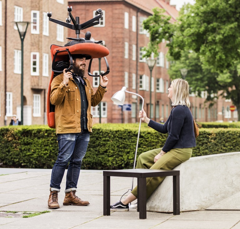 Si le charme n'opère plus, rapportez vos anciens meubles et accessoires IKEA en magasin pour leur offrir une seconde vie, on vous les rachète. Et pour les membres IKEA Family, profitez de 20% supplémentaires sur le montant de la reprise !