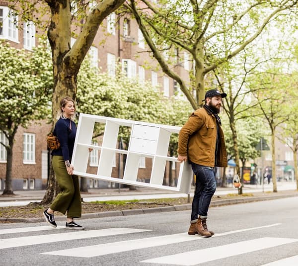 Si le charme n'opère plus, rapportez vos anciens meubles et accessoires IKEA en magasin pour leur offrir une seconde vie, on vous les rachète. Et pour les membres IKEA Family, profitez de 20% supplémentaires sur le montant de la reprise !
