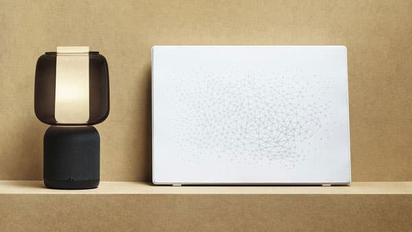 Si vede una lampada da tavolo ed un speaker da parete della serie SYMFONISK.