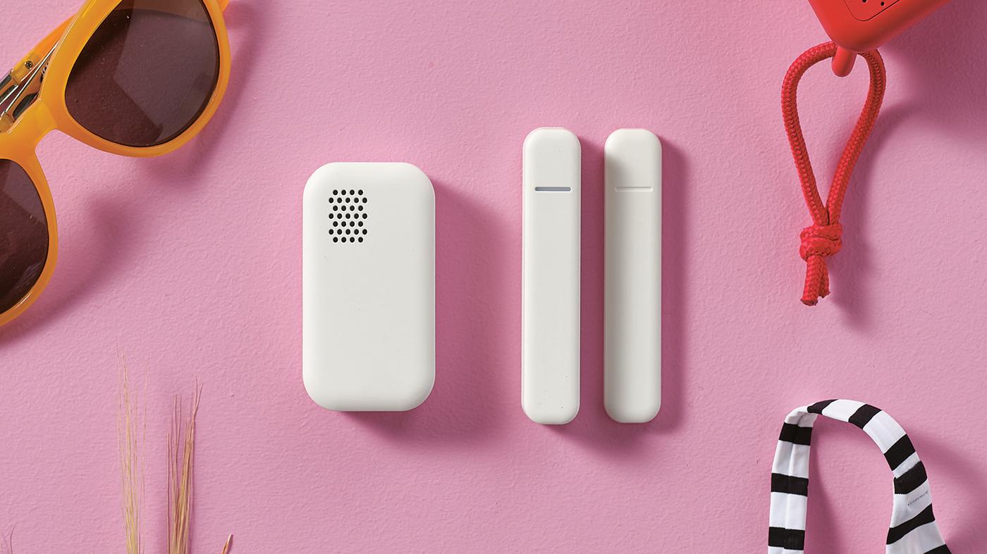 Si vedono i prodotti di sicurezza di IKEA: il rilevatore di movimento senza fili VALLHORN, il sensore per porte e finestre PARASOLL e il sensore di perdite d'acqua BADRING.