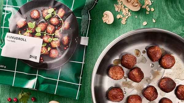 Sie vede una confezione di polpette a base di proteine vegetali di IKEA.