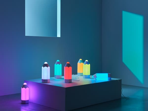 Siete lámparas de mesa PELARBOJ con un divertido diseño de lápiz mostrando los siete colores de luz diferentes.