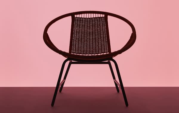 Silhouette d’un fauteuil GAGNET sur fond rose.