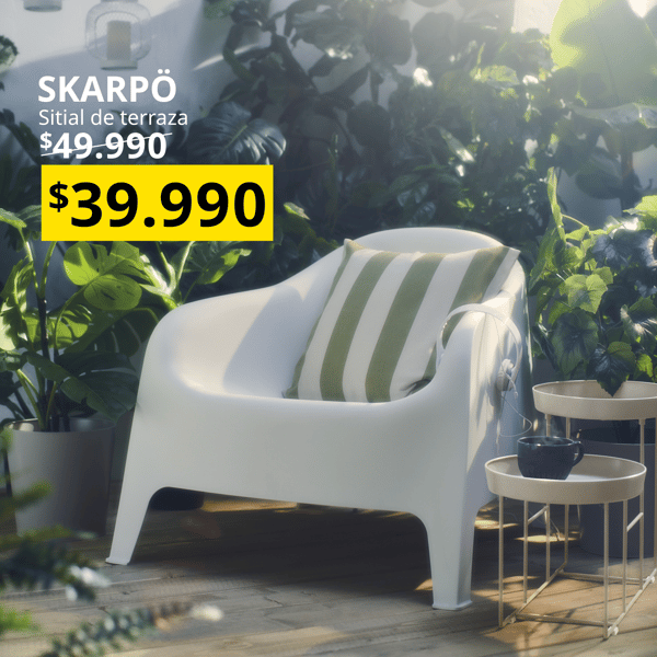 Silla blanca de terraza SKARPÖ con un cojín de rayas blancas con verde.