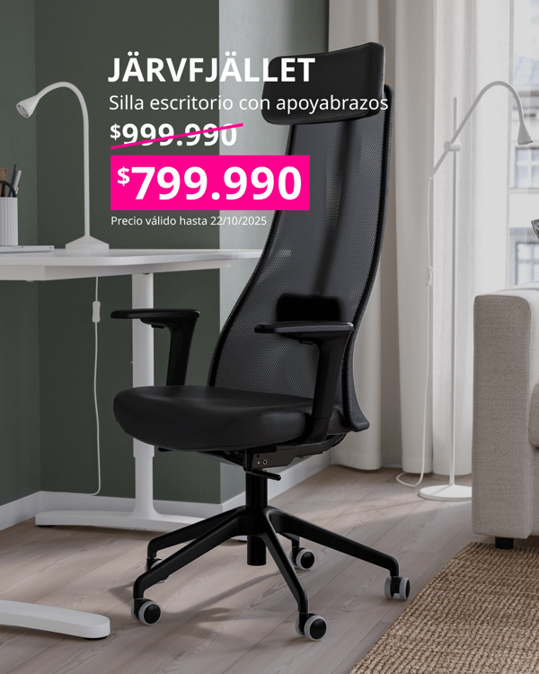 Silla de escritorio negra JÄRVFJÄLLET junto a escritorio blanco.