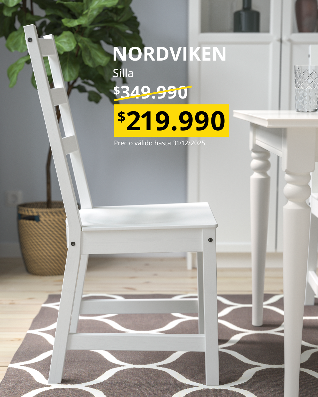 Silla de madera blanca en comedor con alfombra de rombos