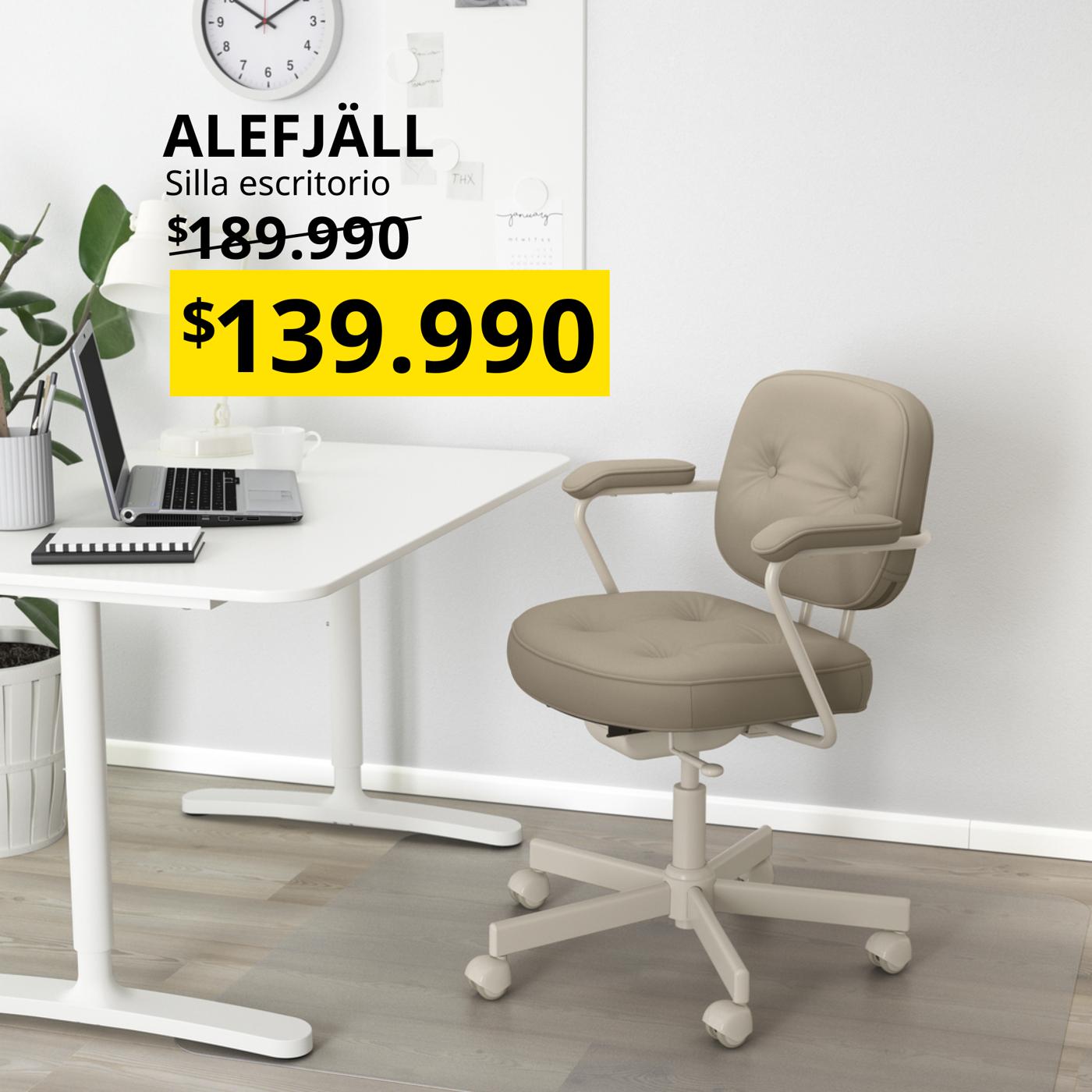 Silla de oficina ALEFJÄLL beige junto a escritorio blanco.