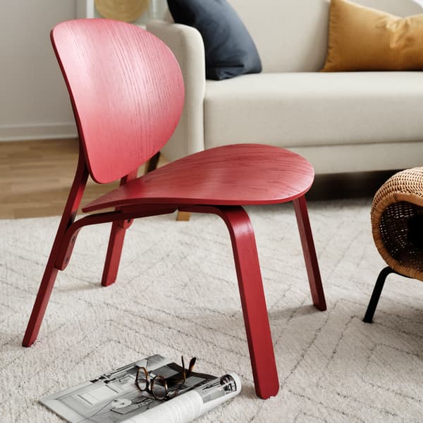 Silla FROSET roja junto a un diario.