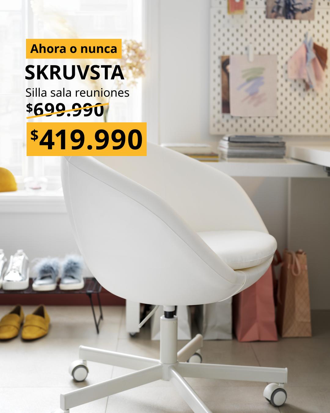 Silla giratoria SKRUVSTA con tapizado blanco Ysane, base con ruedas y diseño ergonómico.