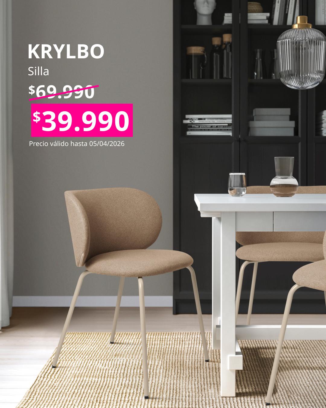 Silla KRYLBO tapizada en tono beige junto a una mesa blanca en un comedor moderno. Texto muestra precio rebajado a $39.990 y precio anterior tachado.