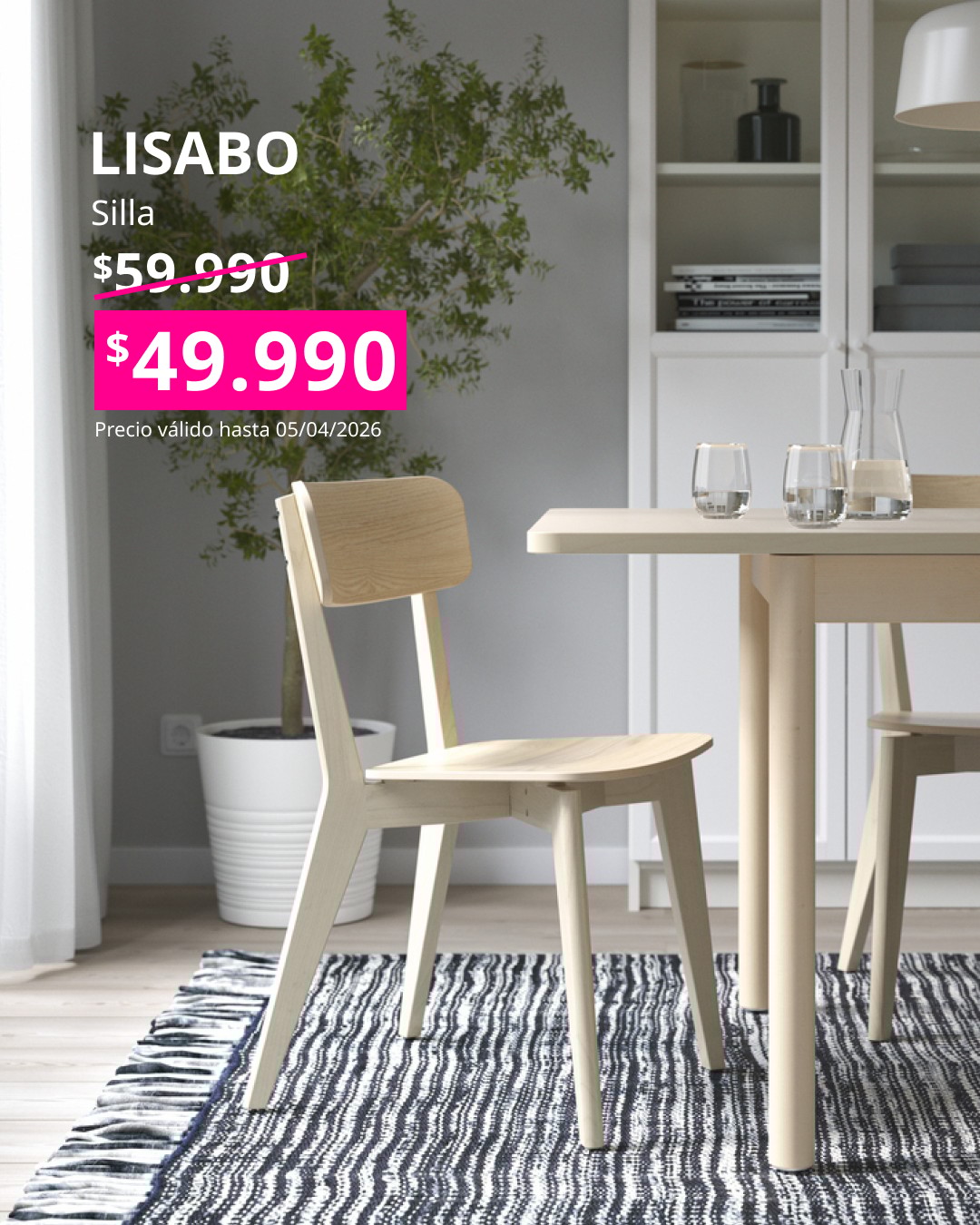 Silla LISABO de madera clara junto a una mesa del mismo estilo en un comedor luminoso. Texto muestra precio rebajado a $49.990 y precio anterior tachado.