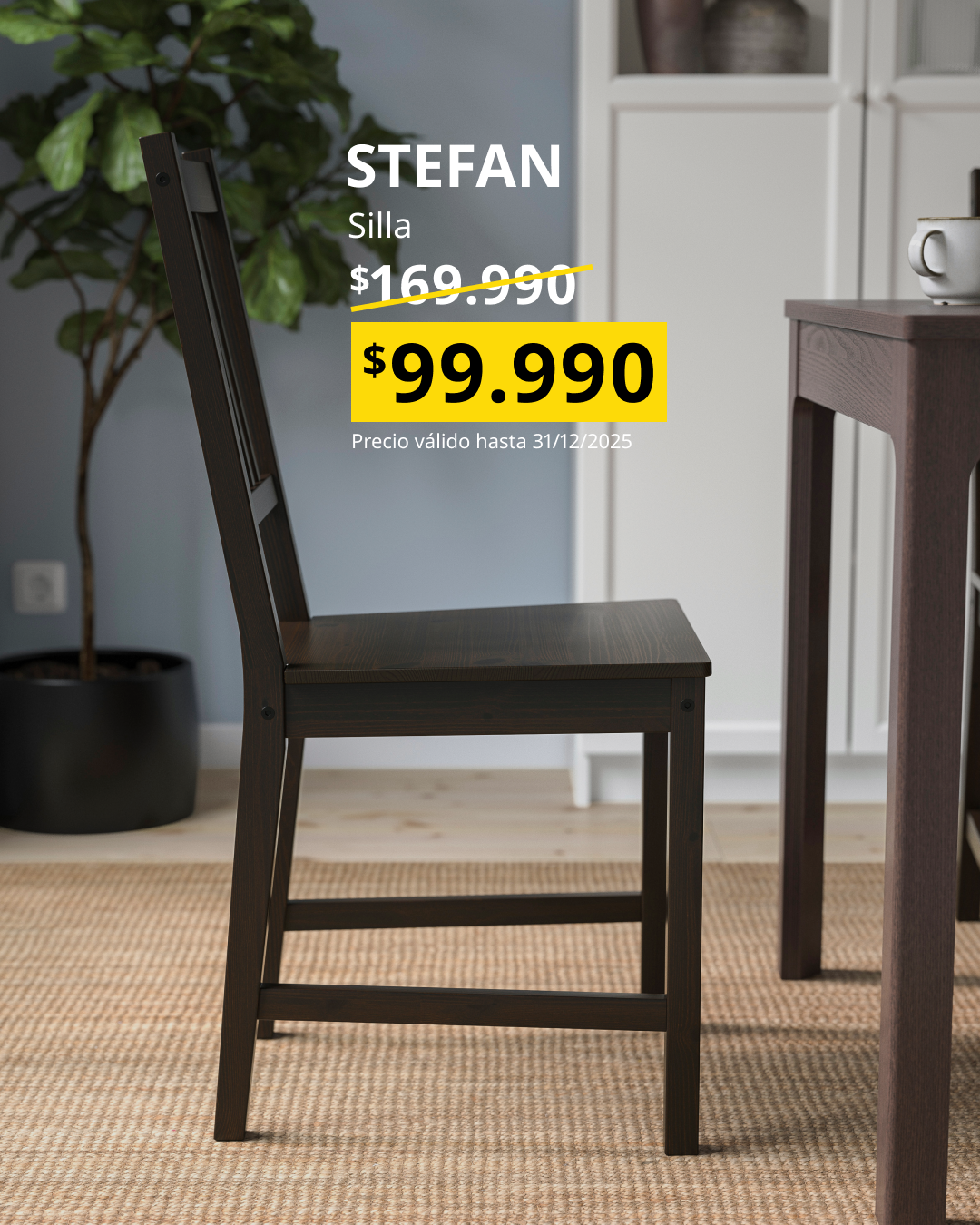 Silla negra de madera en un comedor sobre alfombra de yute