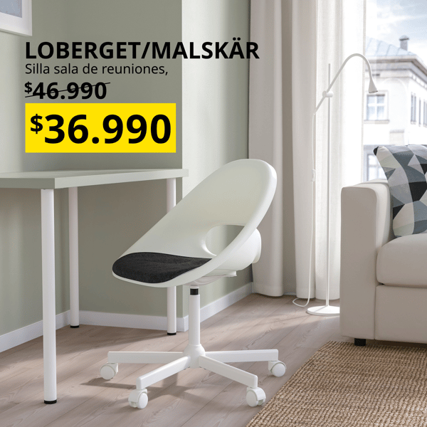 Silla para reuniones blanca con base negra junto a escritorio blanco con precio especial.