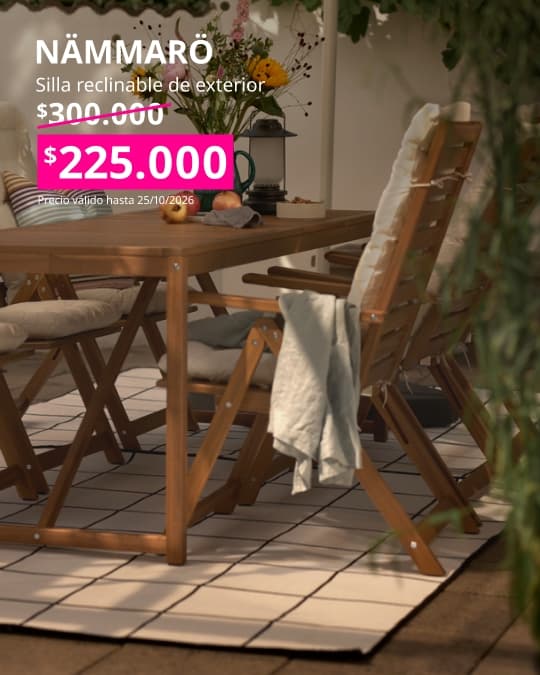 Silla reclinable plegable NÄMMARÖ para exterior en marrón claro tintado, diseñada para mayor confort al aire libre.