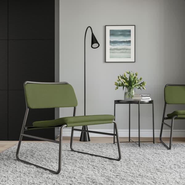 silla verde en una sala de estar