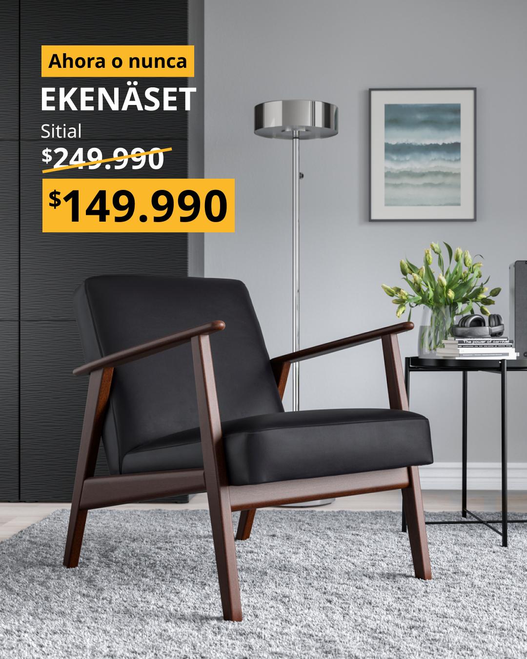 Sillón EKENÄSET tapizado en negro Jonsbyn, con estructura de madera y diseño escandinavo inspirado en los años 50.