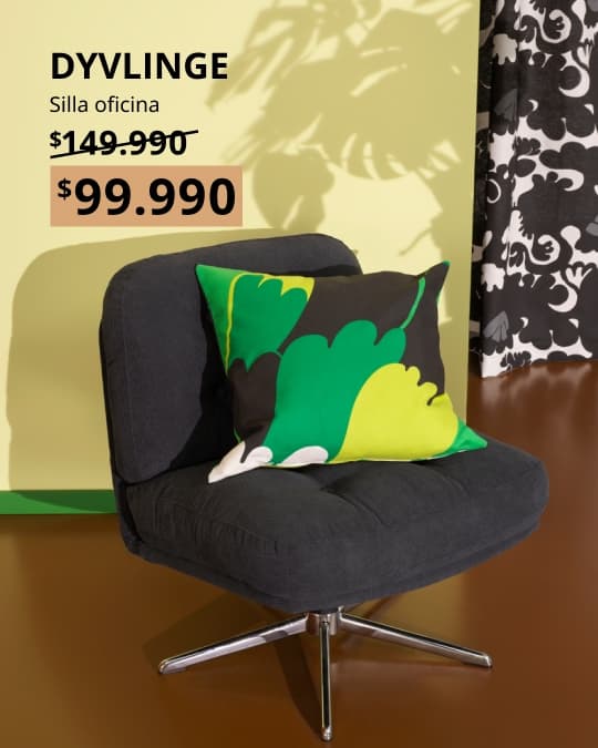 Sillón giratorio DYVLINGE en color negro, con asiento bajo ligeramente reclinado, base metálica de cinco patas y diseño compacto de líneas curvas