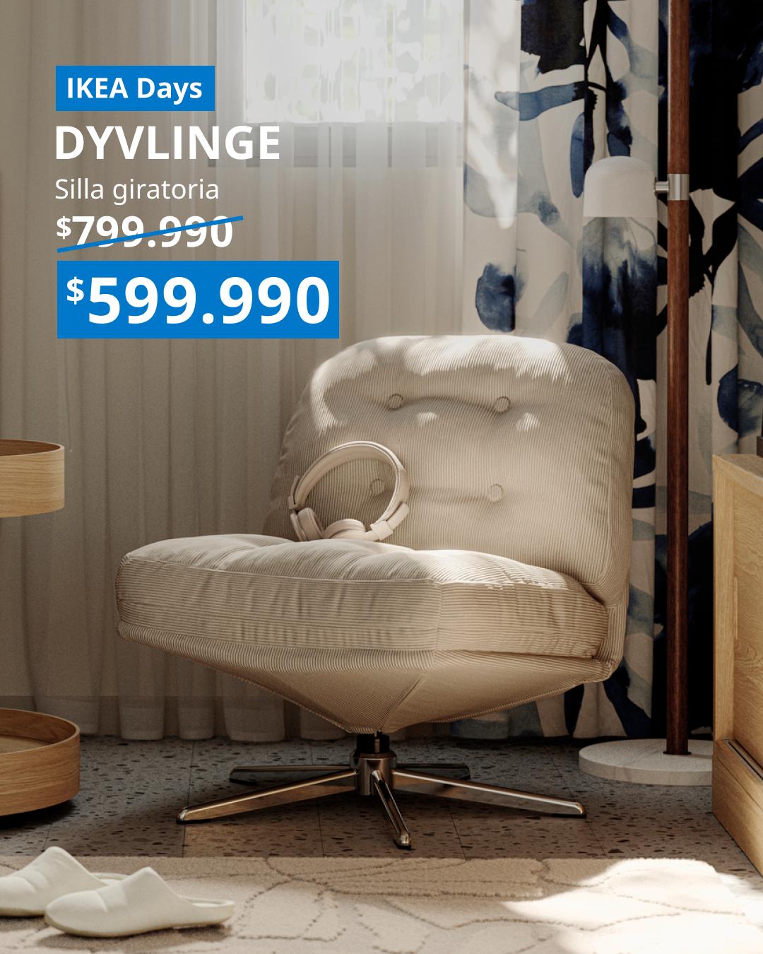 Sillón giratorio DYVLINGE tapizado en color beige Kelinge, ubicado en una sala de estar.