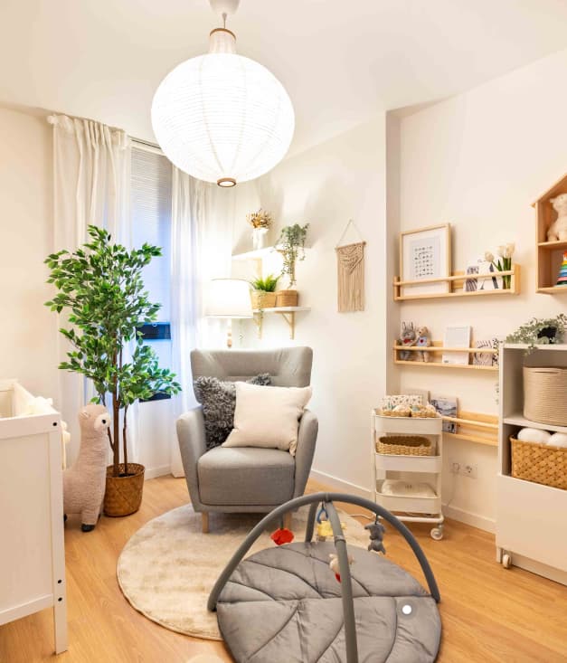 Sillón, manta de juegos, habitación bebé