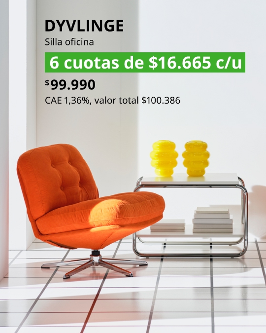 Sillon naranjo DYVLINGE en un living.