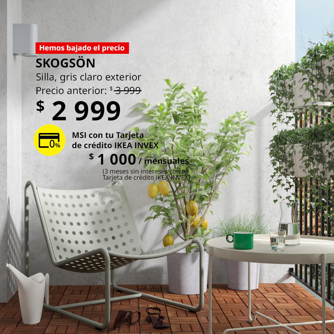 Sillón SKOGSÖN color gris claro para exterior, colocado en un espacio al aire libre.