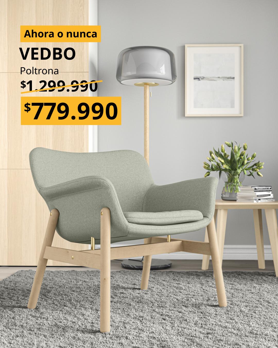 Sillón VEDBO tapizado en tela Gunnared verde claro, con respaldo envolvente y diseño cómodo y elegante.