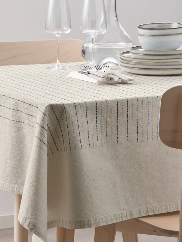 simple tablecloths to decorate the table