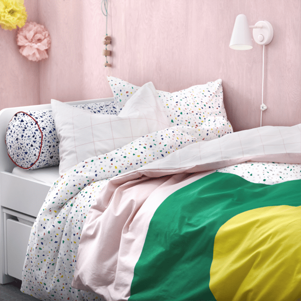 Single bed with duvet in shades of pink