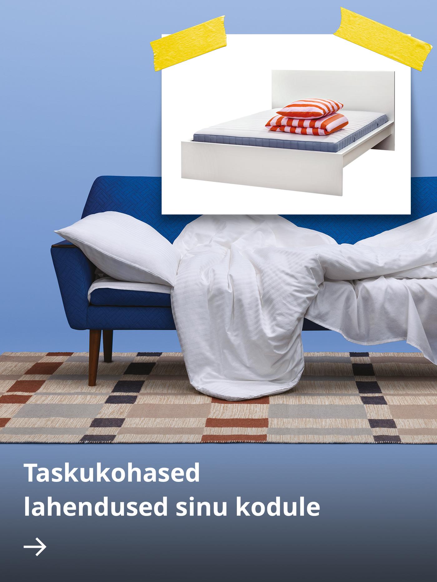 Sinine diivan on muudetud ajutiseks voodiks kortsus valge voodipesuga; selle kohal on teibiga kinnitatud päris voodi pilt; pildil on tekst: „Taskukohased lahendused kodule“.