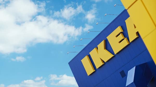 Sininen IKEA-tavaratalo taivasta vasten