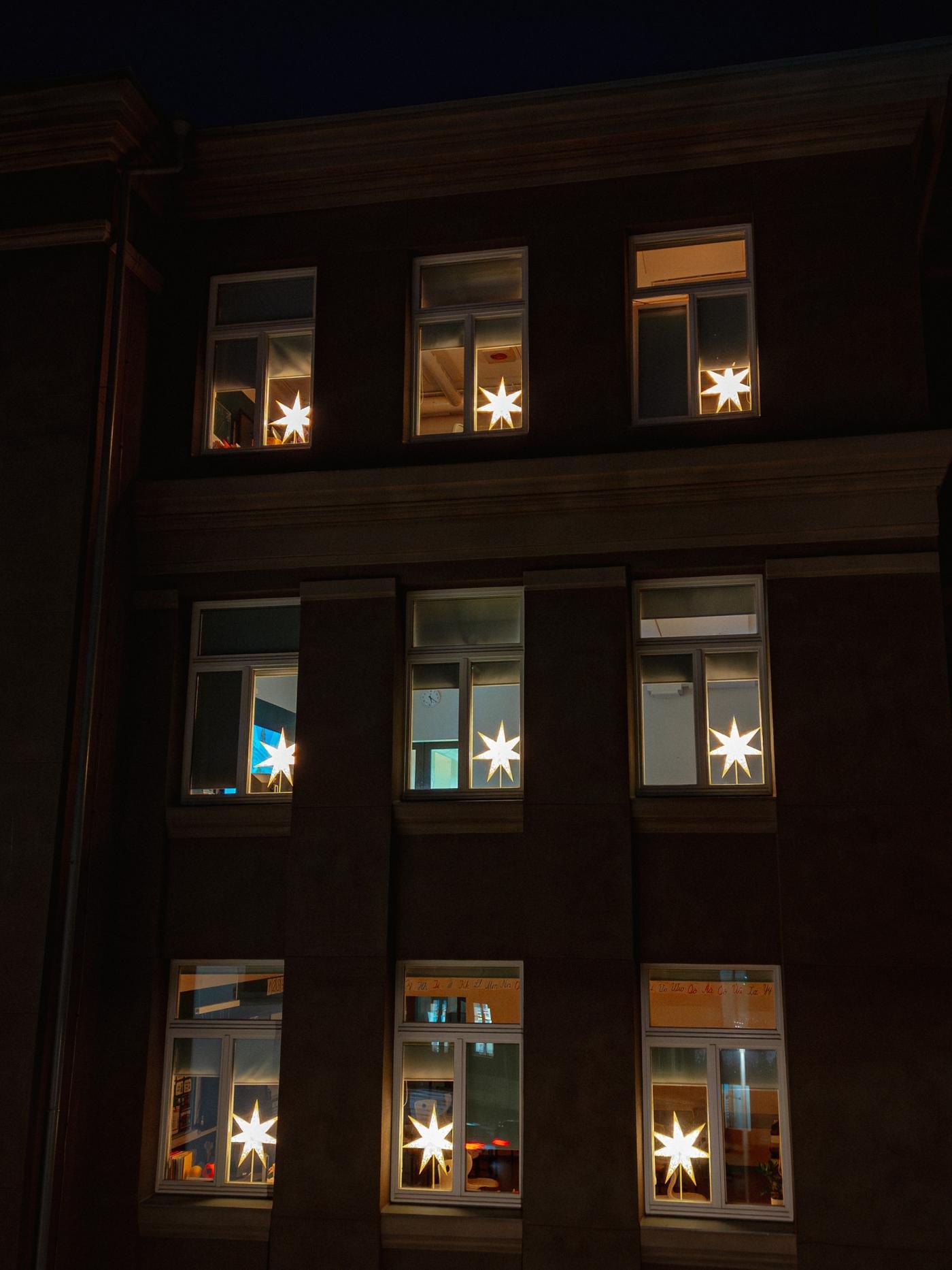 Siseruum, mille akende all on ümmargused lauad ja aknalaudadel säravad STRÅLA tähed.