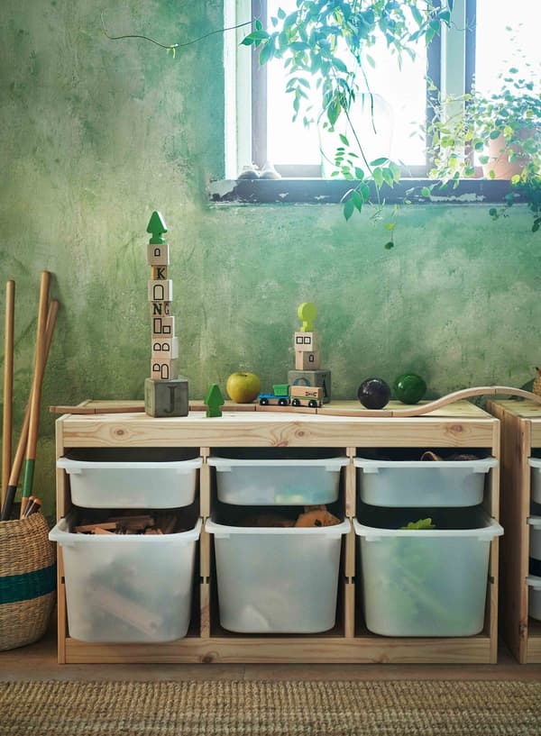 Sistem storan berangka kayu yang penuh dengan mainan kanak-kanak.