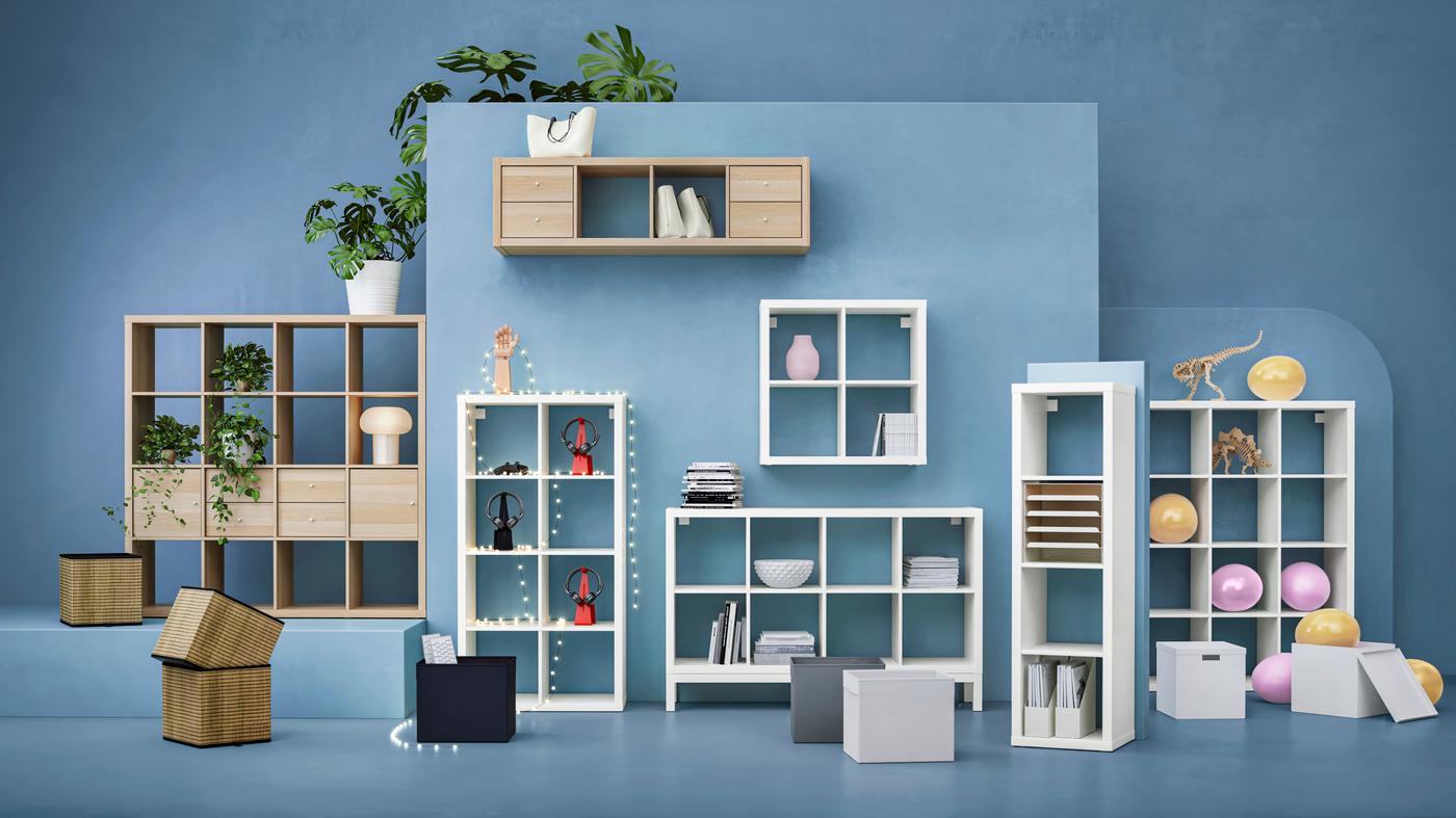 Sistemas de estanterías que sostienen plantas, maceteros, globos, libros y cajas de almacenaje.