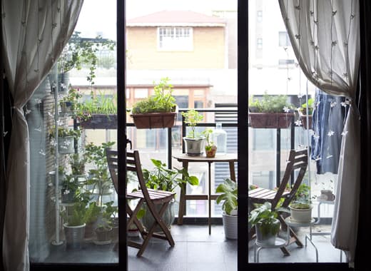 Sit, store and grow on the balcony