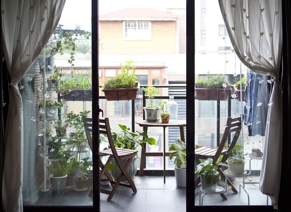 Sit, store and grow on the balcony
