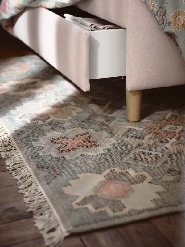 Sivo-ružový koberec VESTERVIG.