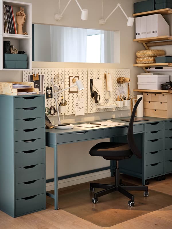 Sivý stôl ALEX s dvomi sivými zásuvkovými dielmi ALEX.