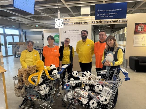 Six personnes sont présentes sur la photo avec des dons à destination d'une association.