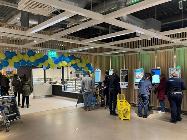 Självbetjäningskassor i nya restaurangen i IKEA Örebro