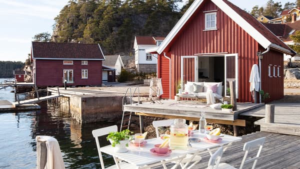 Sjøboden hytte med havet.