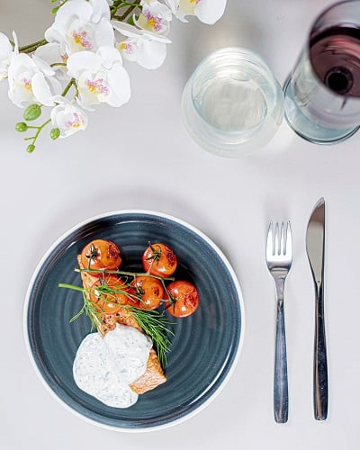 SJÖRAPPORT salmon fillet, try it with a Greek-style tzatziki sauce on a blue plate
 