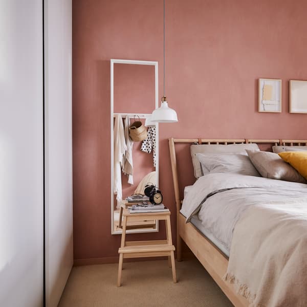 Skab en fredfyldt stemning med et garderobeskab med skydedøre, der lukker blødt, f.eks. hvidt IKEA PAX garderobeskab!